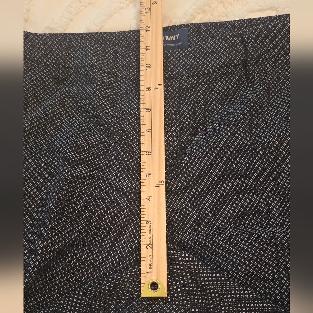 Old Navy Women's Cropped Pants, Small White Print, Front Pockets, Size 14 (310) - Picture 8 of 9